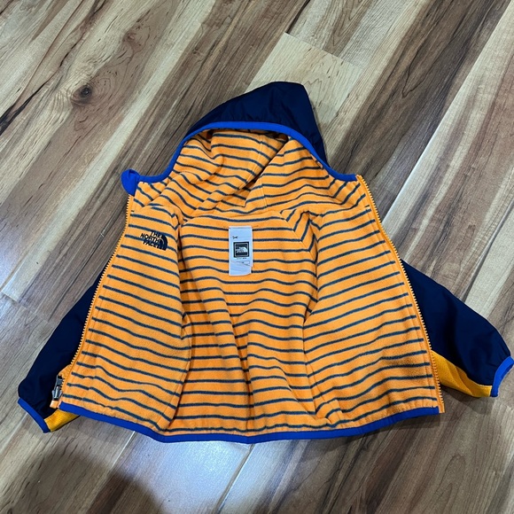 The North Face Boys 6-12 Months Reversible Jacket - Picture 4 of 7